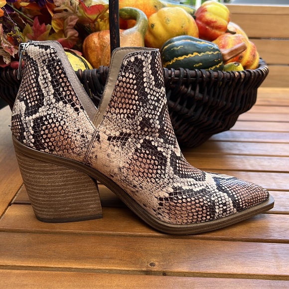 Vince Camuto leather reptile print boot SZ 9 - Picture 4 of 16